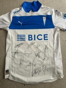 Camiseta Universidad Católica Local 2025 Puma. Autografiada por parte de la plantilla del primer equipo.