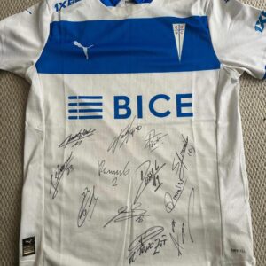 Camiseta Universidad Católica Local 2025 Puma. Autografiada por parte de la plantilla del primer equipo.
