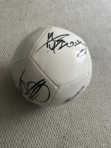 Balón autografiado por los jugadores de Marruecos campeones del mundial sub 20.
