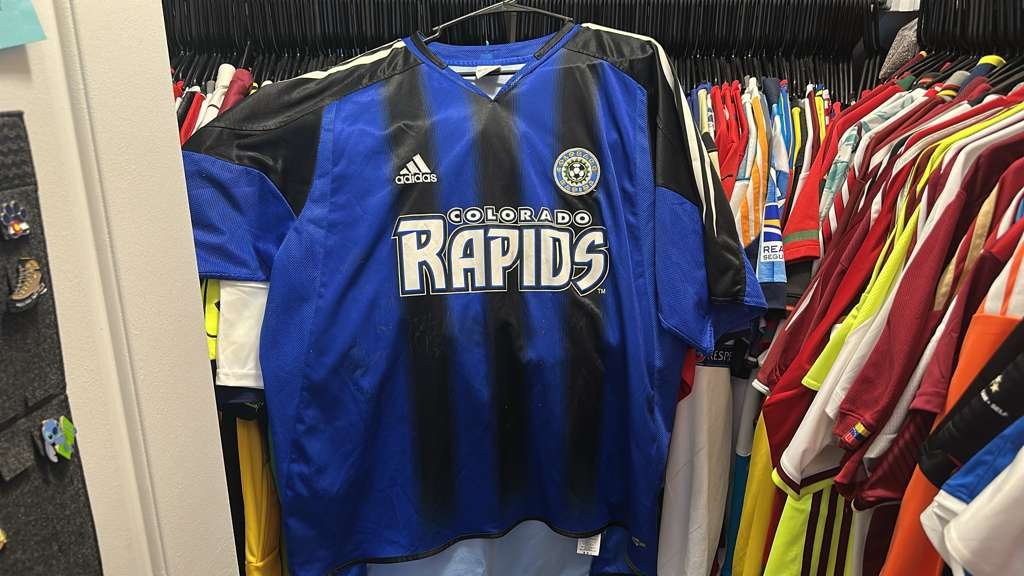 Camiseta Colorado Rapids Local 2005 Adidas.  Firmada por parte de la plantilla del primer equipo. Talla XL.