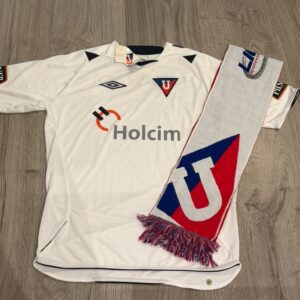Camiseta Liga Deportiva Universitaria de Quito 2008 Local (Campeón Copa Libertadores). Nueva con Bufanda del mismo equipo.