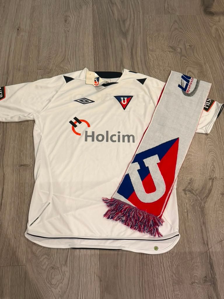 Camiseta Liga Deportiva Universitaria de Quito 2008 Local (Campeón Copa Libertadores). Nueva con Bufanda del mismo equipo.
