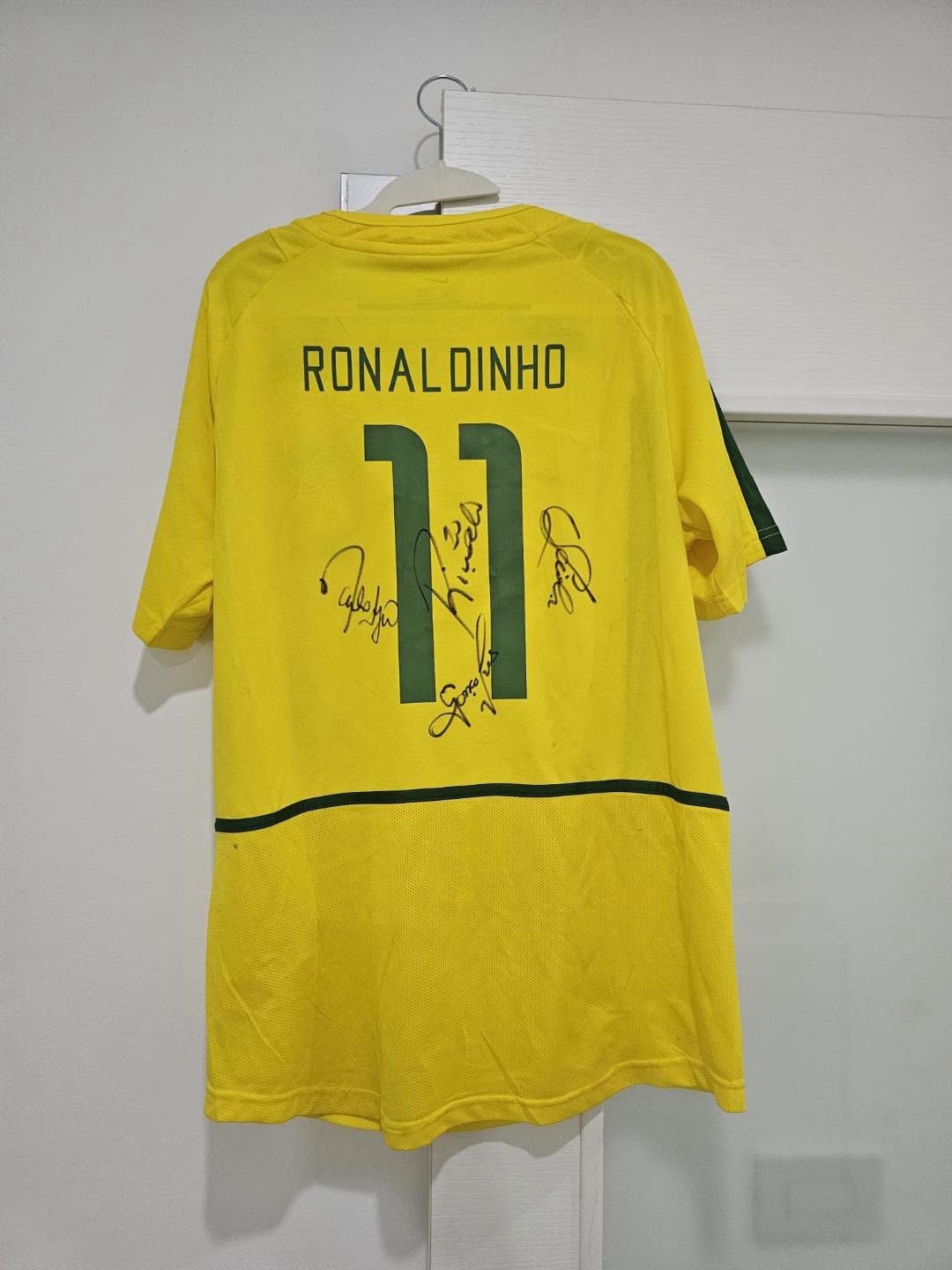 Camiseta Réplica de Brasil Local 2002 firmada por Rivaldo, Lucio y Marcio Santos (Evento Legends Curacao)