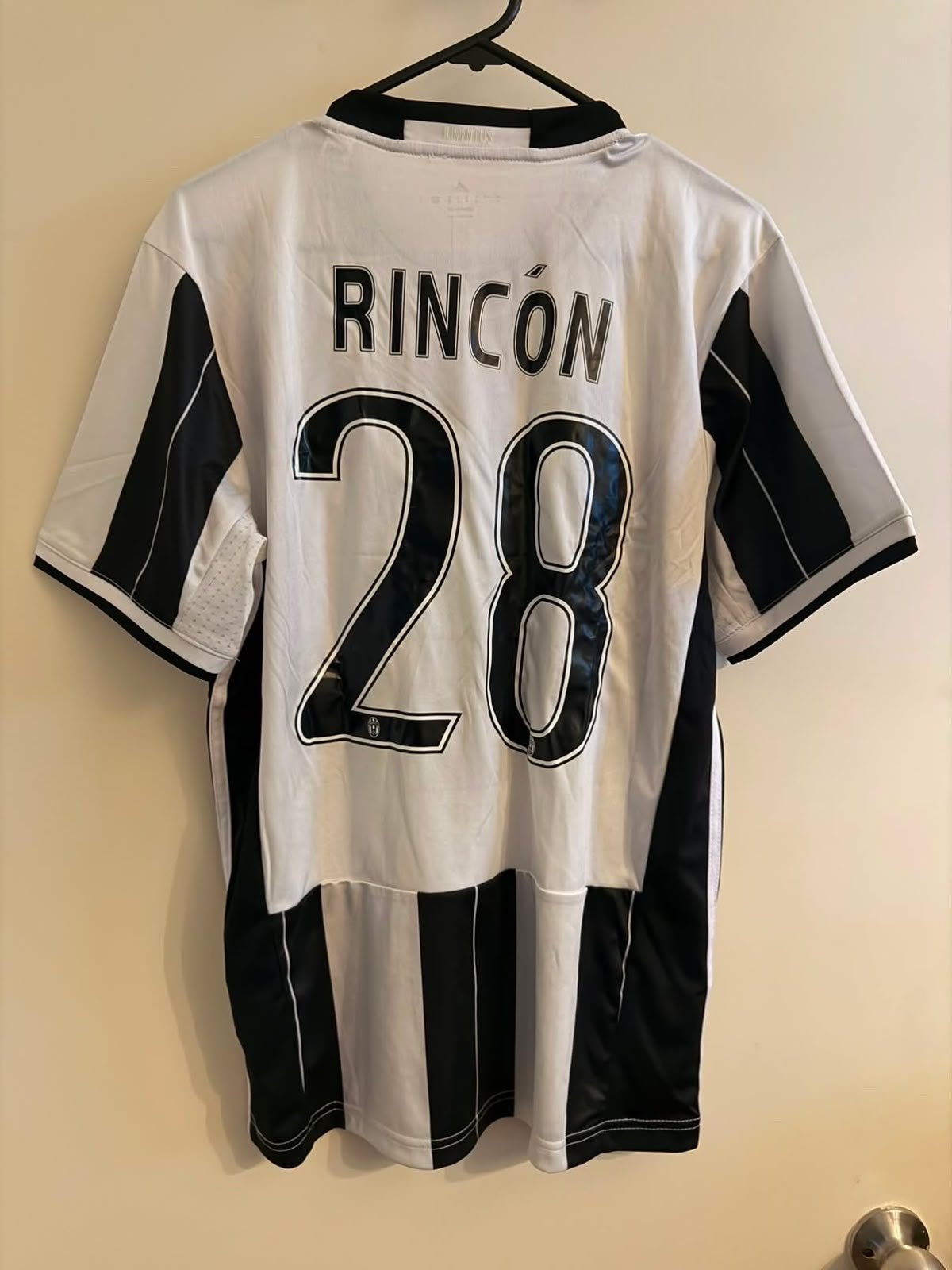 Camiseta Juventus Local 2016/2017 Adidas -  Dorsal 28 Tomás Rincón.